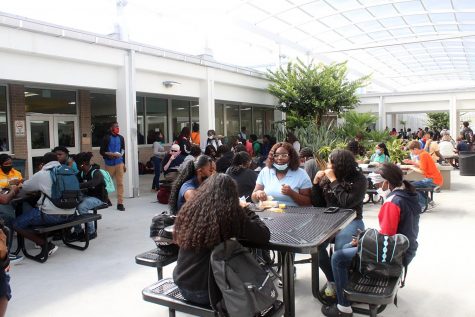 Students eat in front of the cafeteria during lunch on Aug. 19. Starting Aug. 23, Lakewood will have two lunches instead of one in an attempt to allow for social distancing. They should have started it at the beginning of the year instead of doing it weeks into school, sophomore Kayla Conde said.