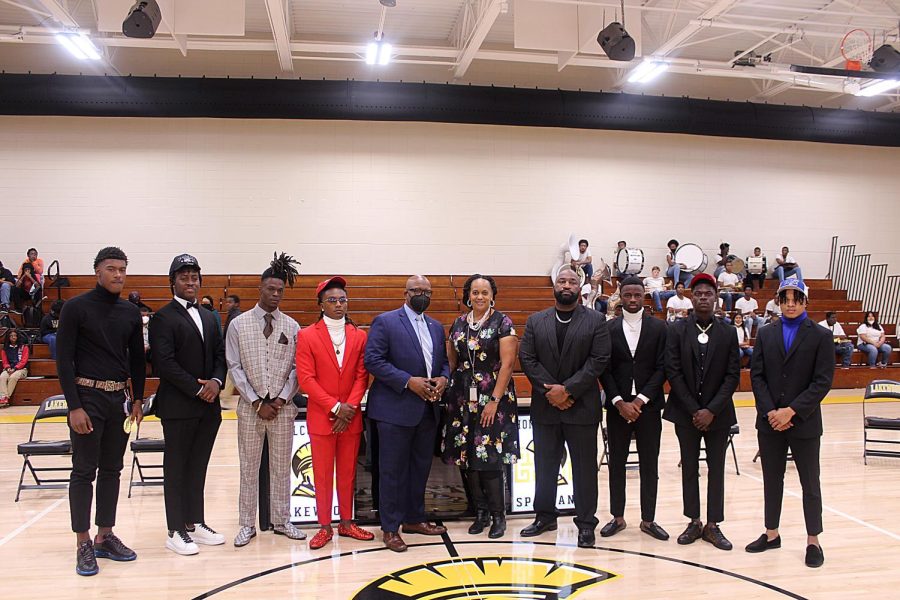 From left, Amari Niblack, Pharee Reed, TJ Adams, Camari Berry, St. Petersburg Mayor Ken Welch, principal Erin Savage, head football coach Cory Moore, Terrell Crosby, Jaden Shorter and Ramon Davis gather in the gym for a photo on Wednesday. All seven athletes have signed to play college football. 
