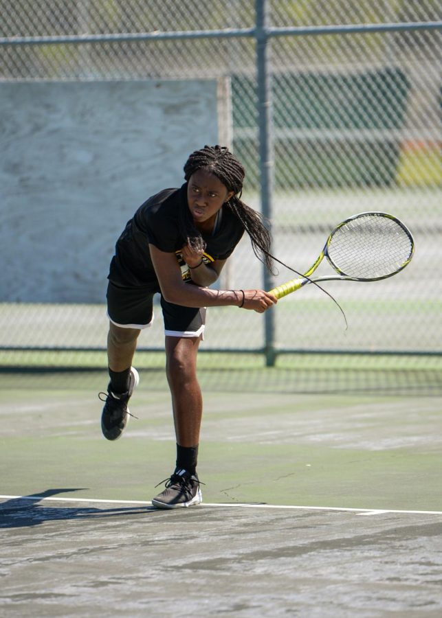 Freshman+Synia+Warren+works+on+her+swing+during+a+practice+at+the+Lakewood+High+tennis+courts.