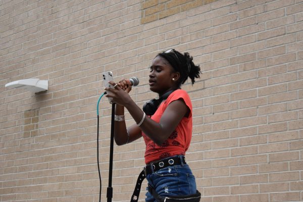 Imari Payton announces the next poet for the slam poetry event on Sept. 29 between A and B wing. The Slam Society hosted by Elizabeth Halsted had poets who write about the many roads to success. 